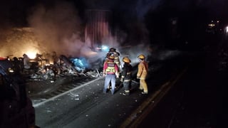 Los hechos se registraron minutos después de las 03:00 horas en el kilómetro 36 de dicha vialidad, cuando un trailer que circulaba con dirección a Monterrey invadió carril.


