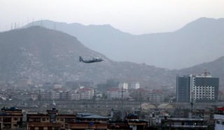 Al menos seis personas murieron y otras 30 resultaron heridas en dos explosiones fuera del aeropuerto de Kabul, donde miles de ciudadanos afganos se encontraban aglomerados intentando salir del país en los vuelos de evacuación internacionales. (EFE)
