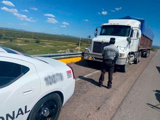 Los guardias nacionales efectuaban patrullajes de seguridad y prevención de ilícitos sobre la carretera Durango-Torreón. (EL SIGLO DE TORREÓN)