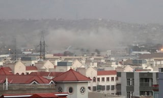 Al menos 12 soldados estadounidenses fallecieron y otros 15 resultaron heridos en un doble atentado este jueves contra el aeropuerto de Kabul, que fue seguido de un ataque armado, que el Pentágono atribuyó al grupo terrorista Estado Islámico (EI). (ARCHIVO) 
