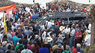 Ante el bloqueo, el presidente López Obrador grabó un video desde su vehículo, en medio de la protesta de los maestros, y refirió que no caería en chantajes. (EFE)