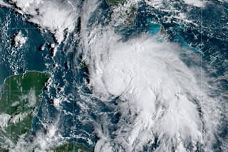 'Ida' tocó este viernes tierra en la Isla de la Juventud (Cuba) minutos después de convertirse en huracán con vientos máximos sostenidos de 120 kilómetros por hora (75 millas) en su camino hacia la costa sur estadounidense, donde se prevé que llegará el domingo, posiblemente como un huracán mayor. (ESPECIAL) 