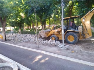En el parque Victoria actualmente se realiza la construcción de andadores y banquetas. (EL SIGLO DE TORREÓN)