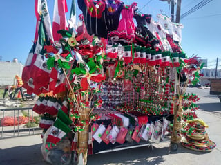 Desde hace días que los vendedores de artículos alusivos a las fiestas patrias, ya se observan en el municipio de Madero, aunque las expectativas de las ventas no son muy buenas. (MARY VÁZQUEZ)
