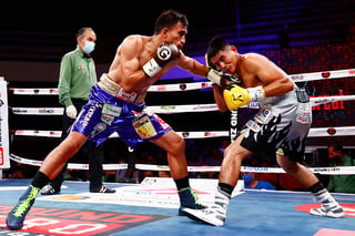 Por la vía de los puntos, el boxeador regiomontano Oziel “Ruso” Santoyo, derrotó al nayarita Mauricio “Korita” Noriega en la pelea estelar de Round Zero Fight Night presentada en la Arena José Sulaimán de Monterrey, Nuevo León.