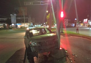 Un conductor en estado de ebriedad impactó su vehículo contra un semáforo frente a la colonia Estrella de la ciudad de Torreón. (EL SIGLO DE TORREÓN)

