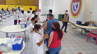 Este sábado inicio la aplicación de la segunda dosis de la vacuna antiCOVID de la farmacéutica Pfizer-BioNTech, para la población de 18 a 39 años en el municipio de Piedras Negras. (ARCHIVO) 
