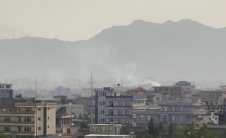 Estados Unidos lanzó un ataque en Kabul contra un vehículo en el que viajaban supuestos miembros del Estado Islámico (EI), el grupo terrorista que reivindicó el atentado del jueves contra el aeropuerto de la capital afgana, en el que murieron más de 170 personas. (EFE)
