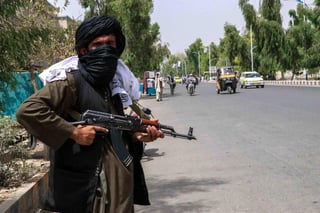 Los talibanes confirmaron este domingo el ataque dirigido por EUA contra un conductor en una zona cercana al aeropuerto de Kabul, ocurrida después de que otra explosión, también en las proximidades de la terminal, provocara la muerte de al menos seis civiles, aunque no está clara la relación entre ambos incidentes. (ARCHIVO) 