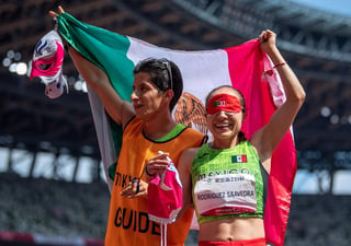  La mexicana Mónica Rodríguez y su guía, Kevin Aguilar, lograron hacer historia en los Juegos Paralímpicos de Tokio 2020 al ganar la medalla de oro en la prueba de los 1500 metros femenil T11.
