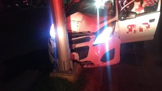 El vehículo se impactó contra el poste de una luminaria. (EL SIGLO DE TORREÓN)