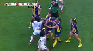 La Liga MX Femenil se vio marcada por un enfrentamiento dentro del terreno de juego.  (ESPECIAL)