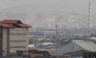 El aeropuerto de la capital afgana se encuentra desde hace días en alerta máxima, después de que el pasado jueves un atentado suicida dejó al menos 170 muertos. (EFE)