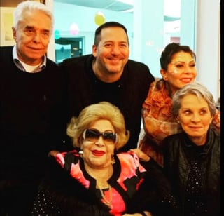 Fue Alejandra Guzmán, hija de la actriz y el cantante quien compartió detalles de la celebración en su cuenta de Instagram.
(ESPECIAL)