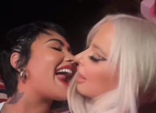 Este fin de semana durante una fiesta, la cantante Demi Lovato, quien se declaró pansexual hace un par de meses, compartió un 'apasionado' momento con la creadora de contenido conocida como Tana Mongeau.