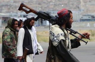 Estados Unidos acordó secretamente con los talibanes que escoltaran a grupos de estadounidenses hasta el aeropuerto de Kabul, donde eran esperados para su evacuación de Afganistán, reveló este martes la prensa local. (EFE) 
