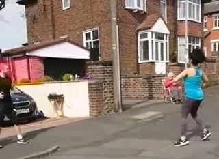 Esta semana trascendió en redes sociales el divertido video donde aparece una joven mexicana ofreciendo una clase de zumba en plenos suburbios de Gran Bretaña. 