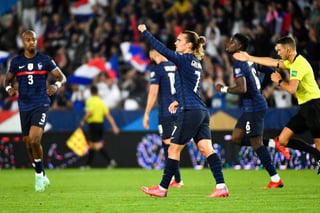 La expulsión de Jules Koundé en el minuto 51 lastró a la selección francesa, que registró un inesperado empate ante Bosnia (1-1). (CORTESÍA)
