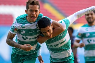Para el mediocampista de Santos Laguna, Ronaldo Prieto, el intenso trabajo diario es una de las cosas que los mantiene invictos en el Torneo Apertura 2021 de la Liga MX. (ARCHIVO) 
