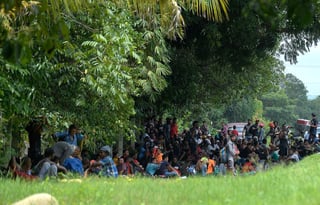 En la última semana, un total de tres caravanas de migrantes con centenares de personas -en su mayoría haitianos, venezolanos y centroamericanos- partieron en diferentes días desde la fronteriza ciudad de Tapachula hacia el norte.
(EFE)