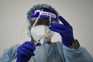 La Unión Europea y la empresa farmacéutica AstraZeneca llegaron a un acuerdo para poner fin a la disputa legal sobre la lentitud en los envíos de vacunas de la compañía anglo-sueca. (ARCHIVO)