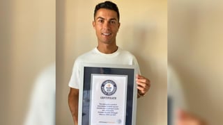 El delantero Cristiano Ronaldo el miércoles llegó a 111 goles con la selección de Portugal, convirtiéndose en el máximo goleador a nivel de selecciones y por ello fue reconocido por los Guiness World Récords. (ESPECIAL)