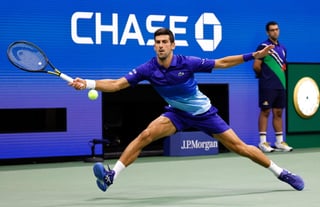 Novak Djokovic, primer cabeza de serie, y el alemán Alexander Zverev, cuarto favorito, lograron este jueves sendos triunfos de tres sets corridos en la cuarta jornada del Abierto de Estados Unidos. (ESPECIAL)