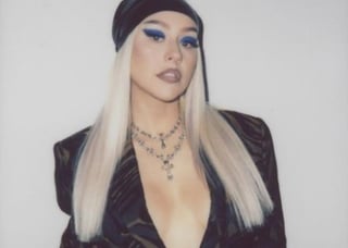La popular cantante estadounidense, Christina Aguilera, destacó en Instagram la tarde de este sábado con una sensual fotografía cubriendo sus atributos con su larga melena rubia.