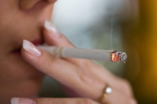 Aunque las mujeres fuman menos cigarrillos que los hombres, tienen más dificultades para dejar este hábito, según una investigación realizada con más de 35,000 fumadores presentada en el Congreso de la Sociedad Europea de Cardiología. (ESPECIAL)
 