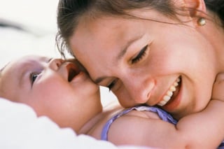 Cuando un bebé prematuro es sometido a procedimientos médicos que pueden ser dolorosos, la presencia de la madre que le habla reduce los signos de dolor y aumenta el nivel de oxitocina, la llamada hormona del apego y que también se relaciona con el estrés. (ESPECIAL)
 