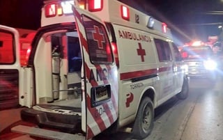 Paramédicos de la Cruz Roja arribaron al lugar para atender al lesionado, mismo que fue trasladado a un hospital. (EL SIGLO DE TORREÓN)