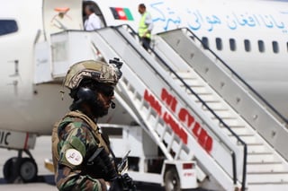 Seis aviones que prevén transportar a estadounidenses y afganos permanecen en un aeropuerto en el norte de Afganistán, donde los talibanes impiden su salida a cambio de obtener sus 'demandas', denunció este domingo un congresista republicano. (ARCHIVO) 
