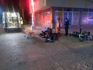 Conductor de auto choca contra motocicleta en calles de Gómez Palacio, el conductor de la frágil unidad y su acompañante resultaron lesionados. (ARCHIVO) 
