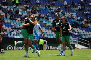 Alexia Villanueva celebra tras anotar el primero de sus dos goles, en la victoria 3-2 sobre Puebla. (CORTESÍA SANTOS)