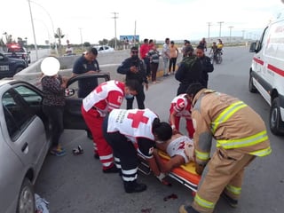 Choca contra muro de concreto en la carretera Gómez Palacio-Jiménez; el copiloto y una menor resultaron lesionados. (EL SIGLO DE TORREÓN)