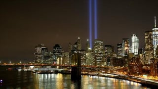 El dolor que aún suscitan los recuerdos de aquel 11 de septiembre de 2001 contrastan con la realidad de un energético Nueva York que ha ido reinventándose año tras año y dejando atrás el peor momento de su historia.
(ARCHIVO)