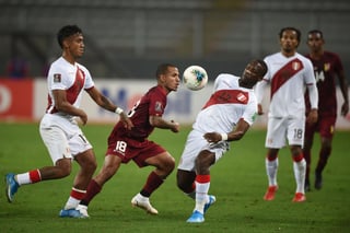 La selección de Perú derrotó este domingo a Venezuela por 1-0 en un intenso partido disputado en el Estadio Nacional de Lima que cerró la sexta jornada de las eliminatorias sudamericanas al Mundial de Catar 2021. (ARCHIVO)
