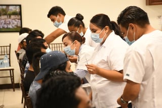 Vacunación arrancó este lunes en el municipio lagunero. (FERNANDO COMPEÁN)
