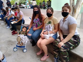 Las hermanas Arellano llegaron acompañadas del pequeño Ángel Farid al módulo de vacunación del Bosque Urbano de Torreón. (ANGÉLICA SANDOVAL)