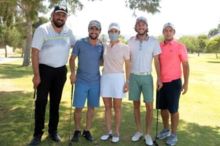 Lorena Ochoa junto a varios de los jugadores que participaron en el torneo de ayer en el Campestre de Torreón.