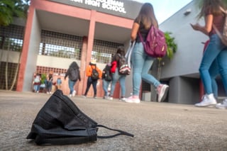 El gobierno de Florida no puede prohibir que las escuelas públicas ordenen a sus alumnos usar cubrebocas para protegerse del coronavirus mientras una corte de apelaciones decide si la prohibición es legal, sentenció un juez el miércoles. (ARCHIVO) 
