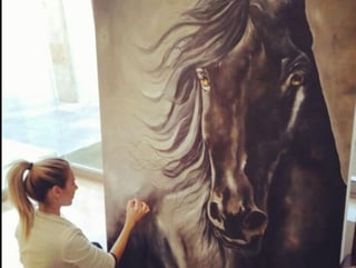 Con una inspiración montada en su pasión por los caballos, Alejandra Garza Gutiérrez acentuó su interés por el arte durante una estancia universitaria en San Sebastián, España.