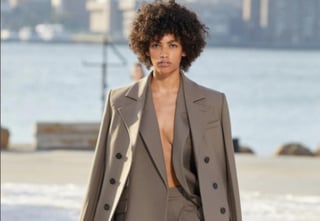 La Semana de la Moda de Nueva York arrancó este miércoles con las propuestas sostenibles de Threeasfour, los vestidos de ensueño de Raúl Peñaranda y decenas de presentaciones, algunas presenciales pero con público restringido.