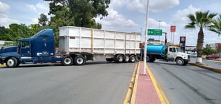 Unos 90 tráileres y unos 15 camiones de 3 y 5 toneladas participaron en los bloqueos, además de unas 4 pipas, todos colocados en diferentes puntos de la ciudad y accesos al municipio de Lerdo. (DIANA GONZÁLEZ)