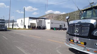 Policías municipales ayer durante la manifestación de los traileros en el periférico de Lerdo. (DIANA GONZÁLEZ)