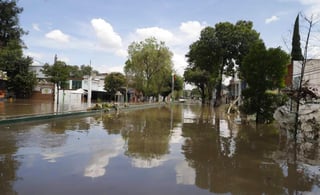 Derivado del incremento del caudal del Río Salado, continúa el desbordamiento en aquel estado, que ha vivido desde el lunes inundaciones y lluvias que han dejado muertos en Tula. (ESPECIAL)