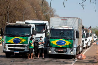 Los camioneros que bloqueaban carreteras en Brasil exigiendo la destitución de los jueces de la Corte Suprema comenzaron a levantar su protesta tras un pedido del presidente Jair Bolsonaro, a quien obedecieron este jueves, aunque a regañadientes. (EFE)
