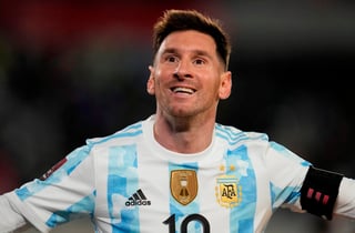 Con triplete de Lionel Messi, que superó este jueves a Pelé como máximo goleador histórico de las selecciones sudamericanas con 79 tantos, Argentina venció por 3-0 a Bolivia en la décima jornada de las eliminatorias a Catar. (ARCHVIO) 
