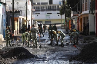 Cuadrillas del Ejército comenzaron a remover toneladas de lodo de las calles del centro de Tula, con apoyo de algunos vecinos. (AGENCIAS)