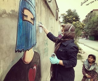 Al igual que muchos habitantes de Afganistán, la artista urbana se ve en la necesidad de salir del país ante el régimen impuesto por los talibanes (INSTAGRAM)  
